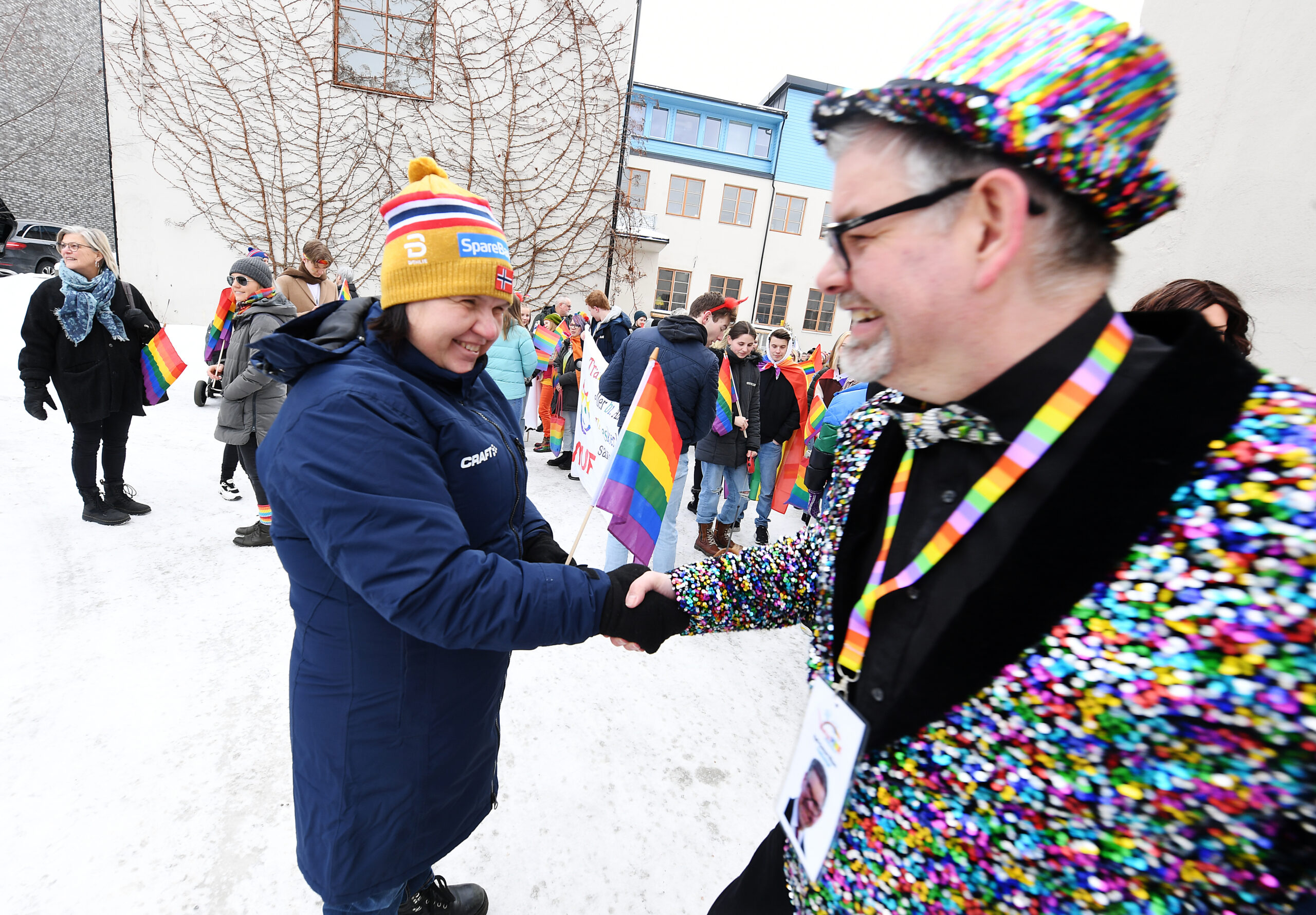 REGJERINGEN: Statssekretær Gry Haugsbakken (Ap) representerte regjeringen under Lillehammer Pride og ble varmt tatt imot og overrakt flagg av Kjetil-Gunnar Nilsen.